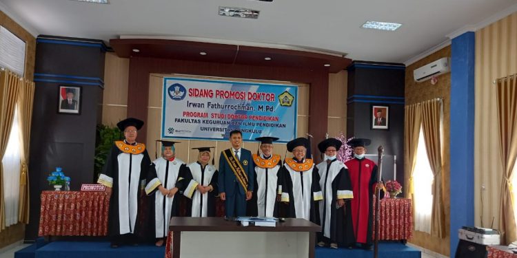 Ujian Promosi Doktor Dr. Darwis, S.Kp., M.Kes dan Dr. Irwan Fathurrochman, S.Pd.I., M.Pd